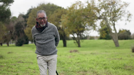 Baile,-Feliz-Y-Un-Hombre-Con-Un-Bastón-En-La-Naturaleza