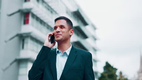 Hombre-De-Negocios,-Caminata-Y-Llamada-Telefónica-En-La-Ciudad