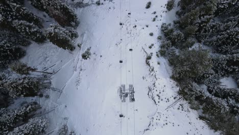 Seilbahn-Auf-Verschneiten-Berg