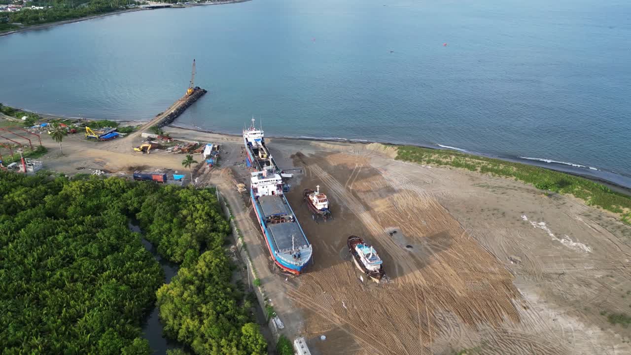 virac, catanduanes, filipinas - barcos atracados y camiones de carga en el puerto de virac - disparo de un dron en órbita