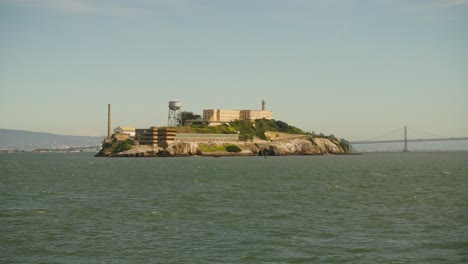 Blick-Auf-Die-Insel-Alcatraz-Vom-Wasser-In-Der-Bucht-Von-San-Francisco