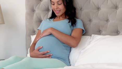 Schwangere-Frau-Berührt-Ihren-Bauch