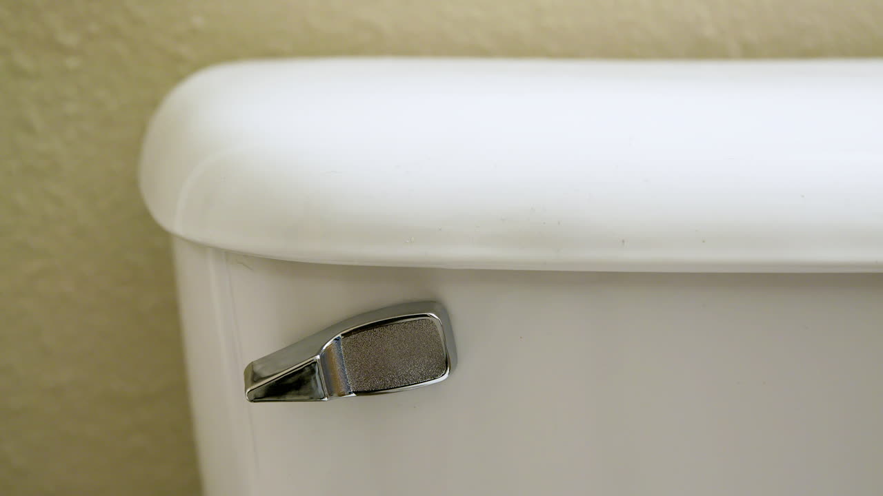 hombre cerrando la tapa del inodoro y luego descargando - cerrar