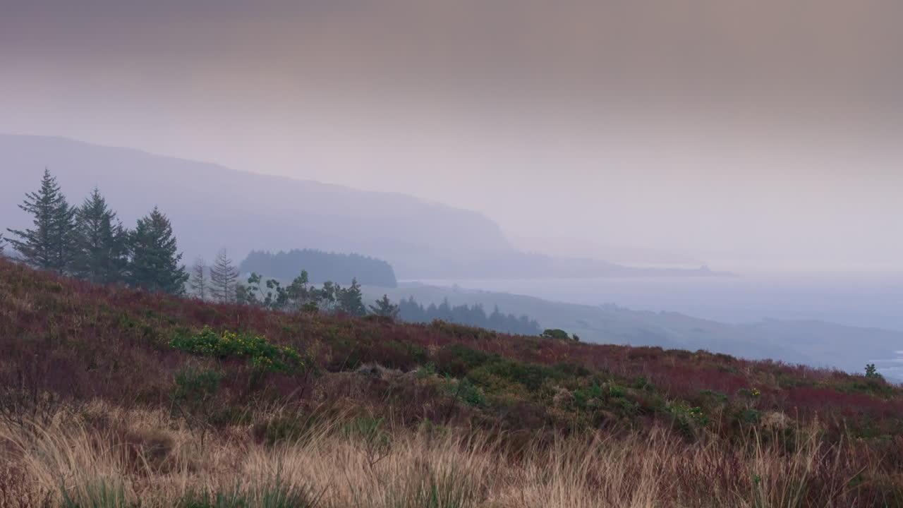 vista sobre lochaline hacia las ruinas del castillo de ardtornish en un día de tormenta y viento