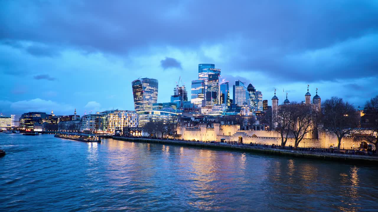 런던 시의 야간 스카이 라인