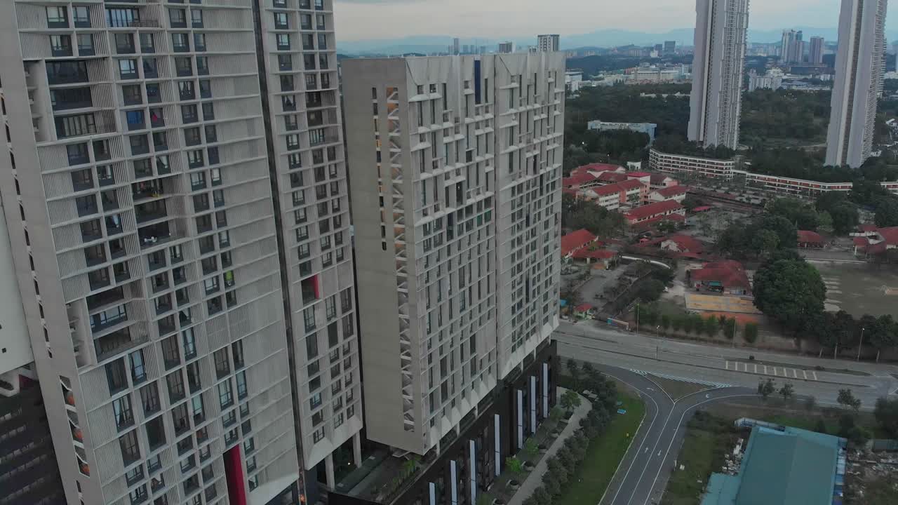 Pemandangan udara kompleks apartemen modern saat matahari terbit keemasan di Cyberjaya, Malaysia