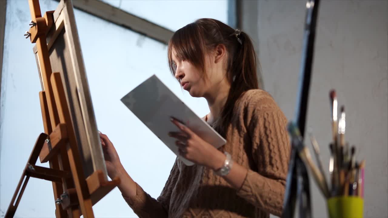 미술 스튜디오 에서 기둥 에 그림 을 그리는 여자