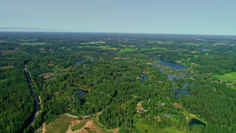 Casas-Frente-Al-Mar-Junto-A-Lagos-En-Un-Bosque-Pintoresco---Vista-Aérea-De-Gran-Altitud