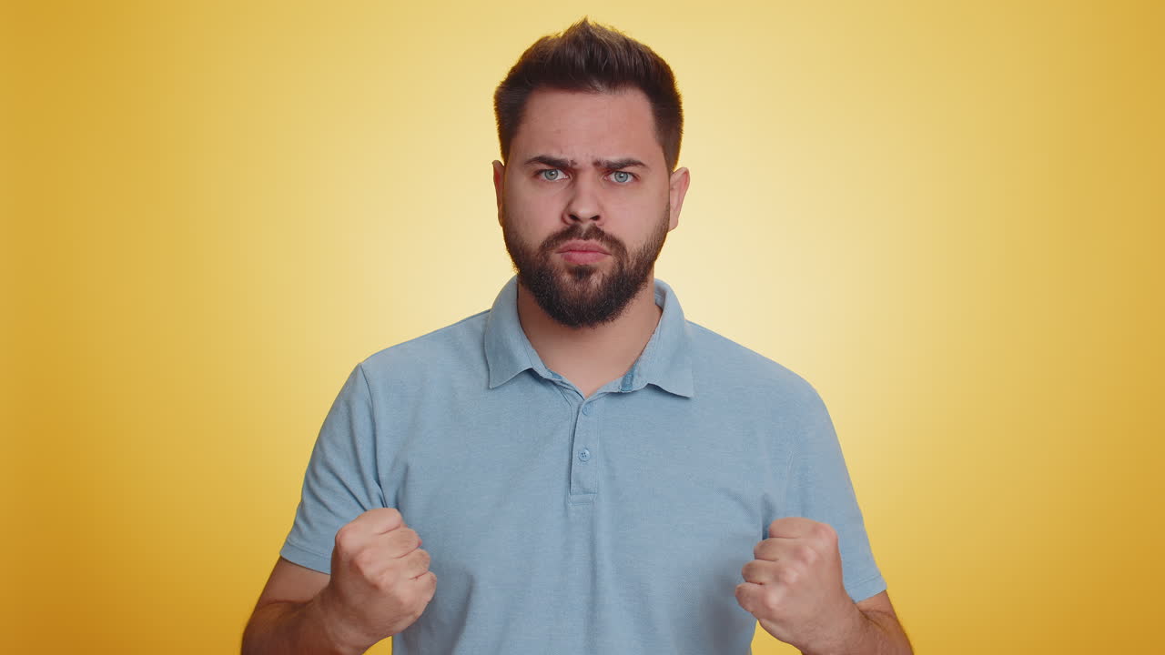 hombre enojado gritar estrés tensión problema sentir horror desesperanza miedo sorpresa choque expresa rabia