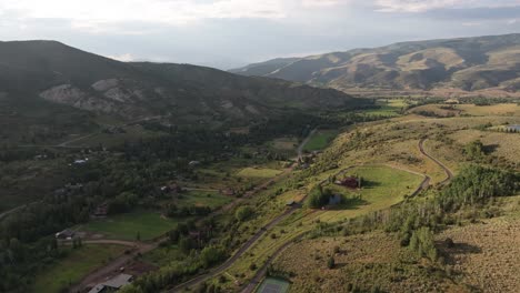 campo y un pequeño asentamiento en el parque forestal de white river, colorado
