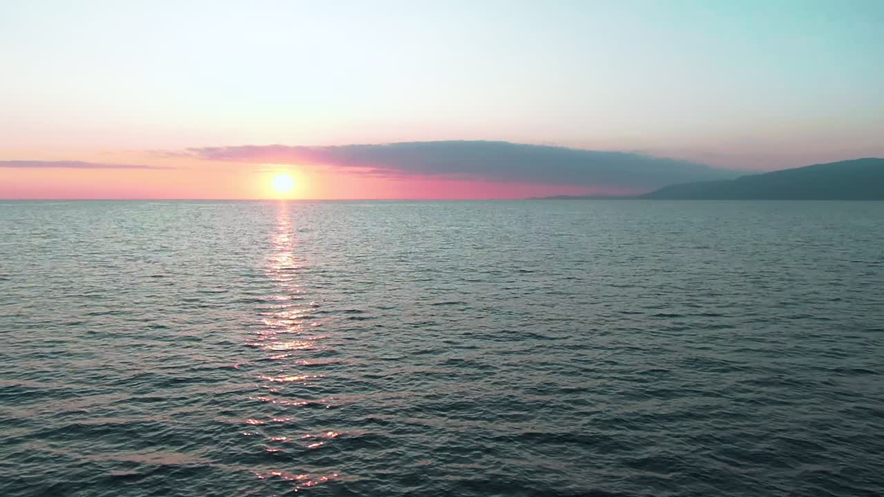 바다 위에 해가 지는 것