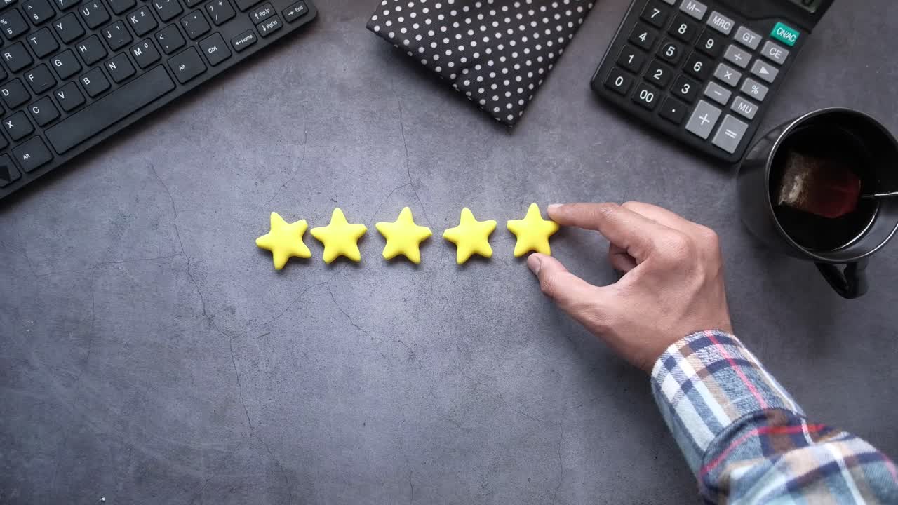 reseña de cinco estrellas en un escritorio de trabajo