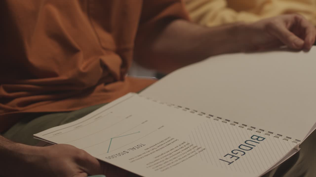 especialista en marketing que examina el plan del proyecto