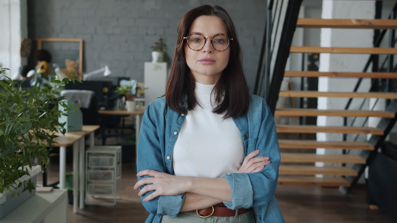 mujer de negocios confiada en una oficina moderna