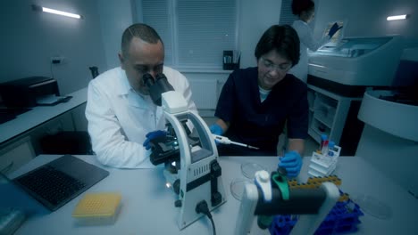 equipo de investigación médica en el laboratorio