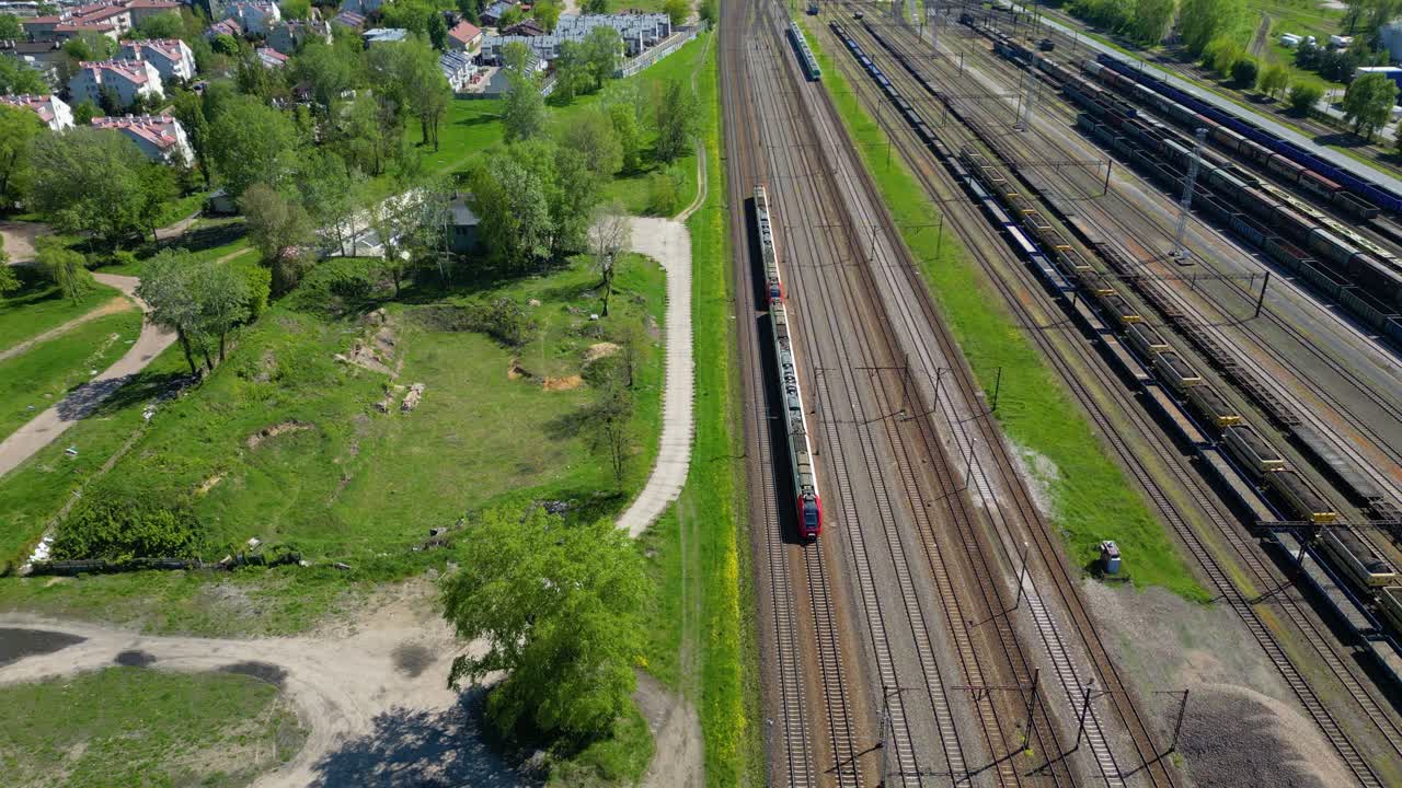 화물 열차와 화물 컨테이너가 있는 산업 철도역 위를 날다