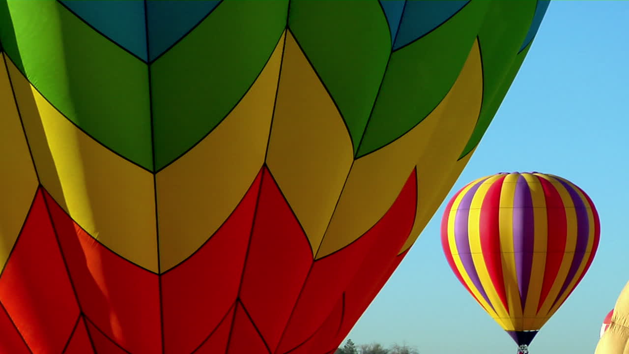 lanzamiento de globos de colores en el festival de globos de albuquerque 3