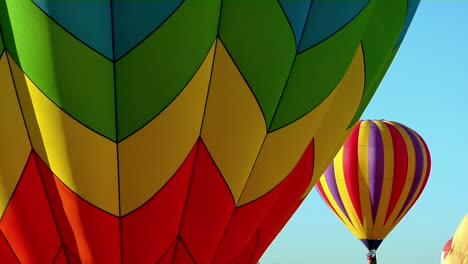 lanzamiento de globos de colores en el festival de globos de albuquerque 3