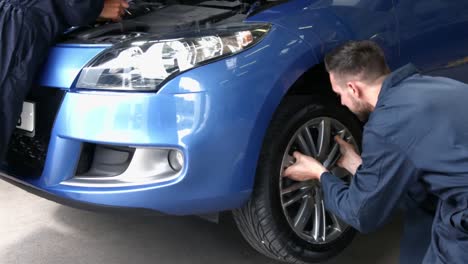 mecánicos que trabajan en un coche