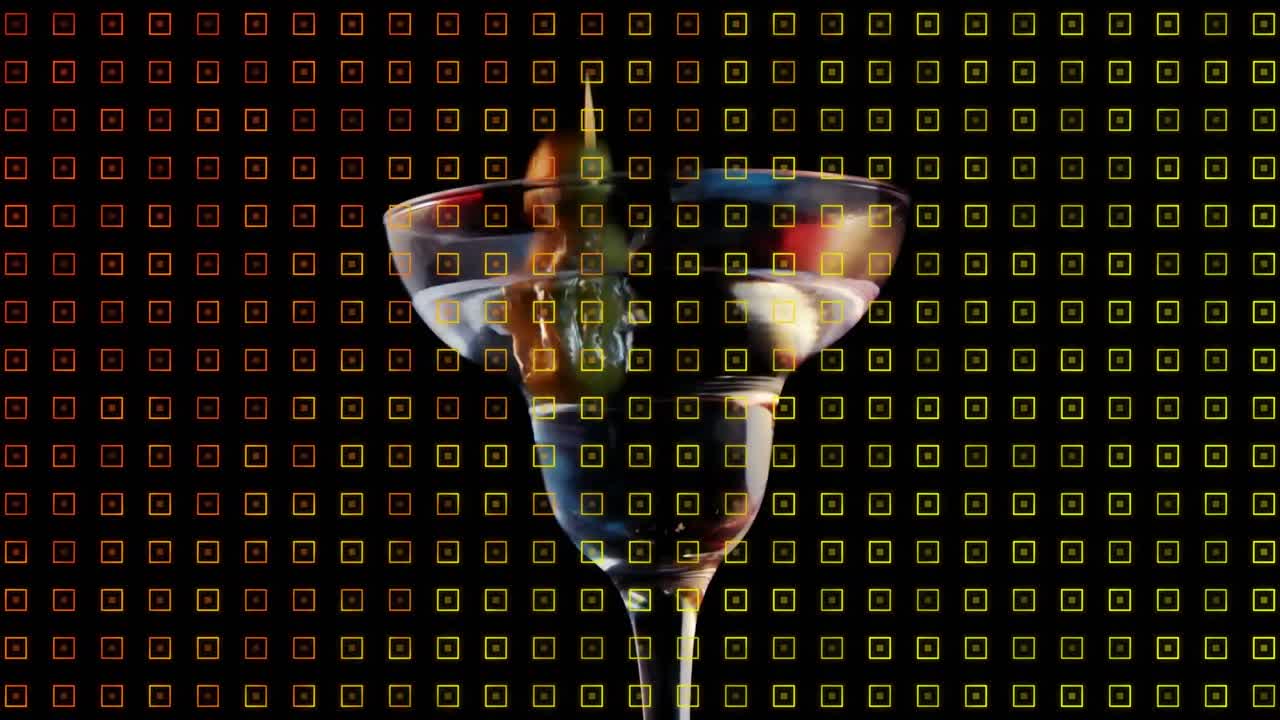 animación de formas sobre una bebida con aceitunas sobre fondo negro