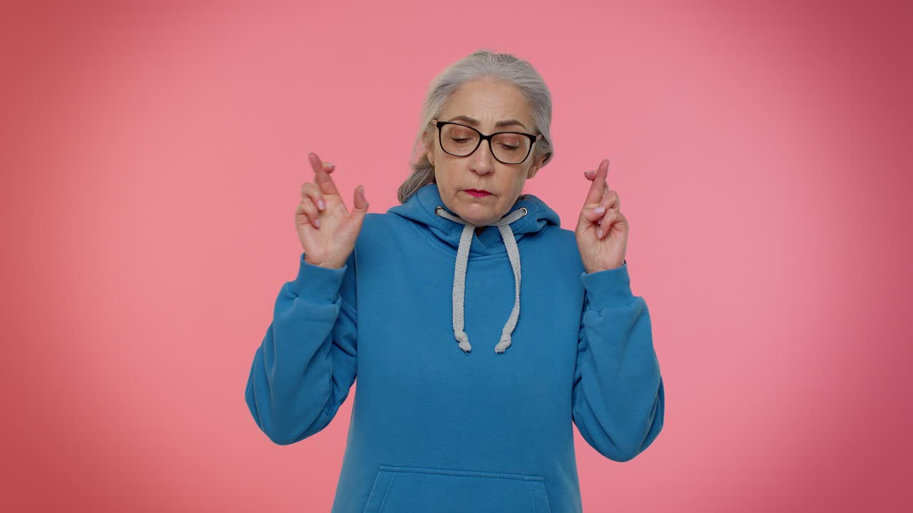 velha avó mulher desejar boa sorte esperando loteria ganhar, grande fortuna, feliz comemorar