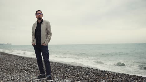 mann auf einem felsigen strand