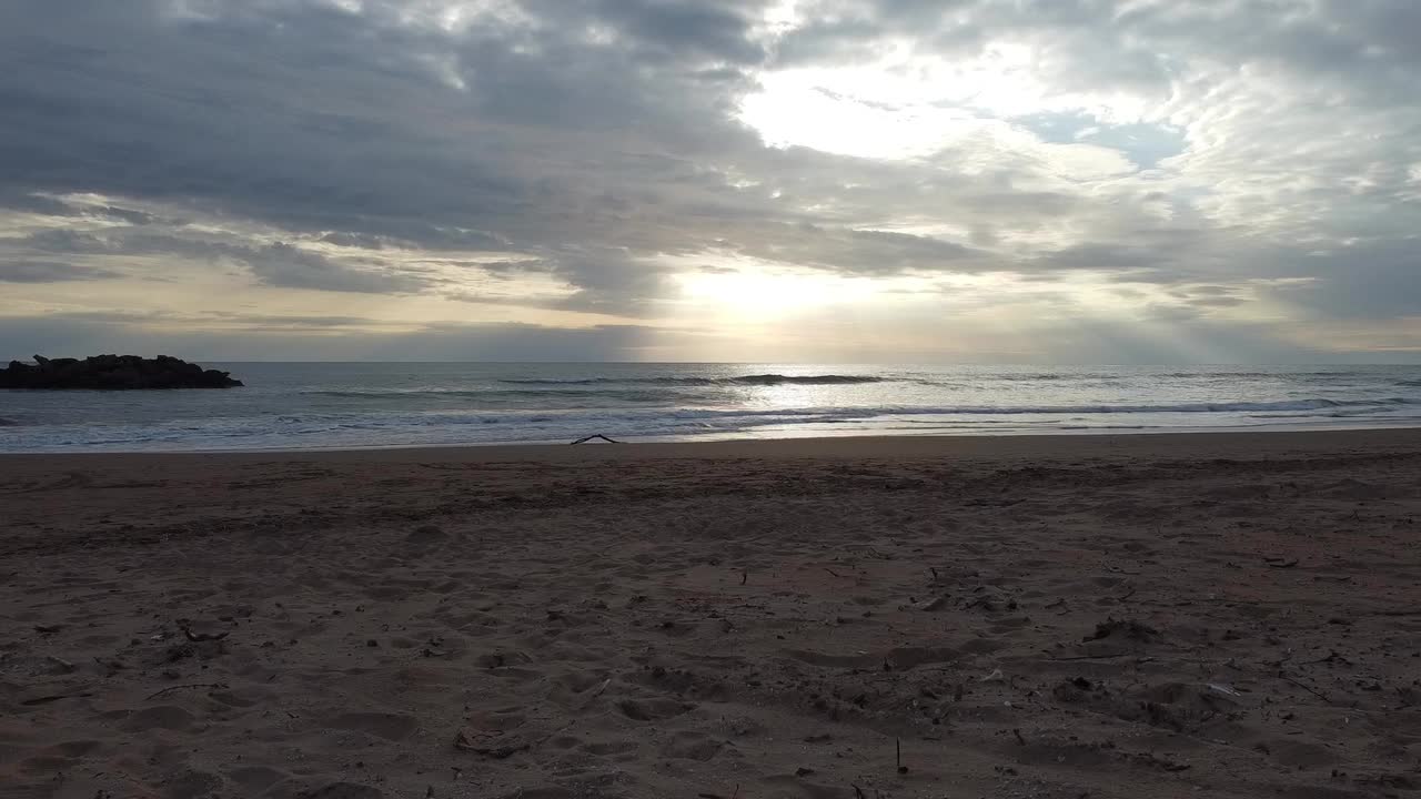 fantástico avión teledirigido para vuelos con trípode, toma de una puesta de sol en un paraíso solitario y vacío, naturaleza salvaje, playa de ensueño, corfú, grecia, otoño de 2021.