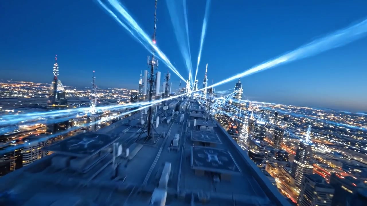 Skyline notturno dinamico con fasci di luce radianti da antenne high-tech che si affaccia su un vivace paesaggio urbano illuminato dalla vita notturna.