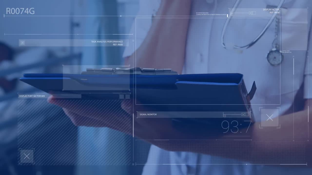 병원 의 클립 보드 에 글 을 쓰는 여성 의사 의 중간 부분 위 에 있는 디지털 스크린 의 애니메이션