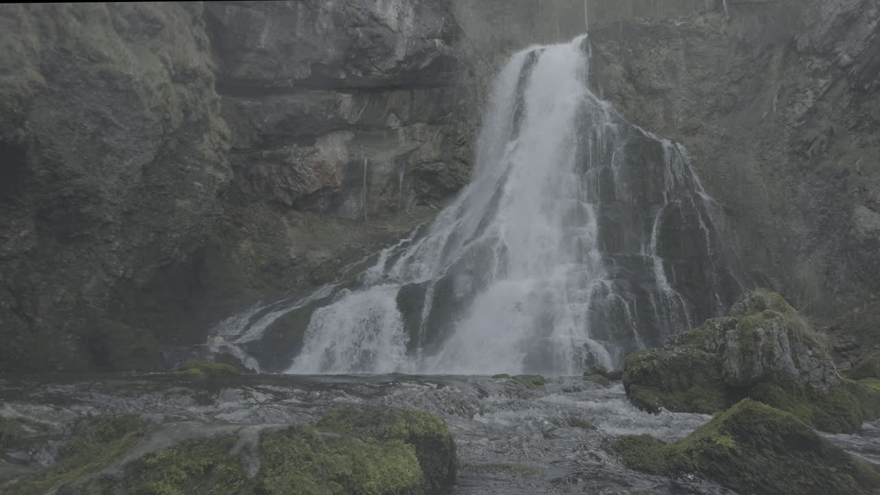cascada de montaña brumosa