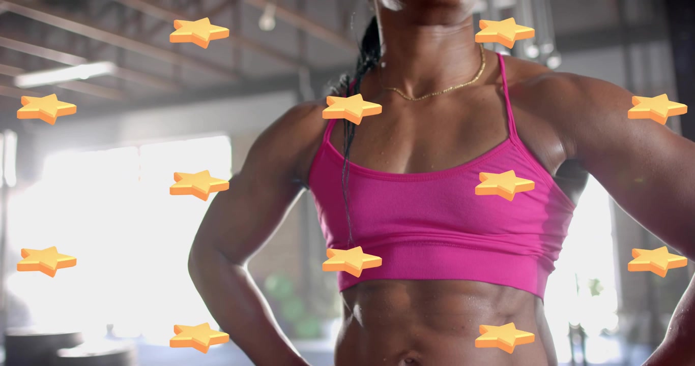 Primo piano che aggiunge barre arancioni e fa roteare stelle gialle attorno a un istruttore che posa in palestra mostrando la potenza muscolare.
