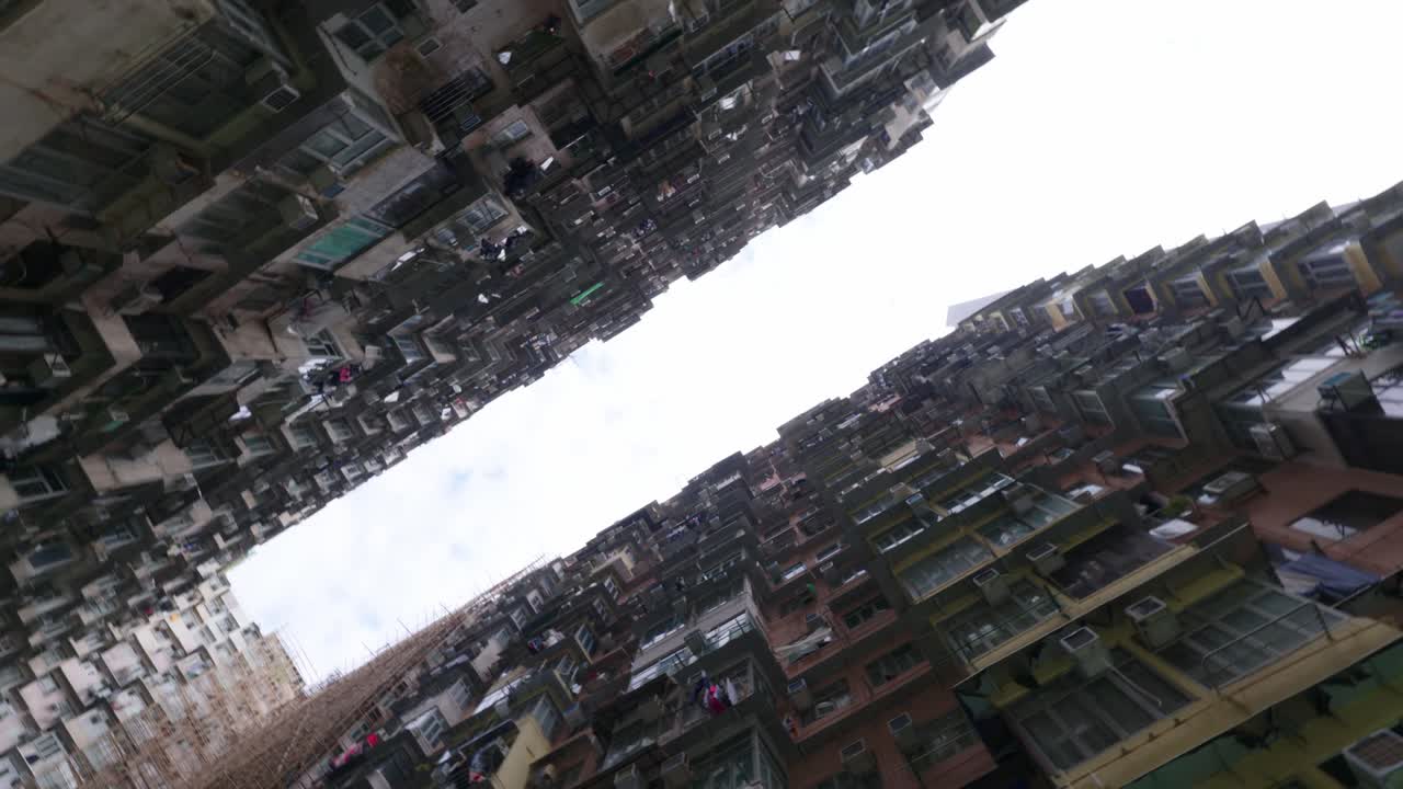 Panoramisk byudsigt over lejlighedstårnene ved Yick Cheong Bygningen, også kendt som Monsterbygningen, i Hong Kong på en solskinsdag.