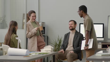 equipo de negocios multiétnico tomando café y hablando en la oficina 1