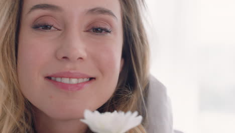 hermosa mujer joven que huele a flor disfrutando de la fragancia natural