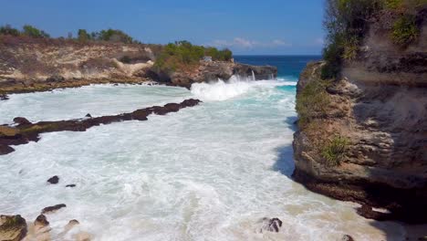 Blaue-Lagune,-Tropische-Küste-Und-Wunderschöne-Wellen-Der-Insel-Nusa-Ceningan