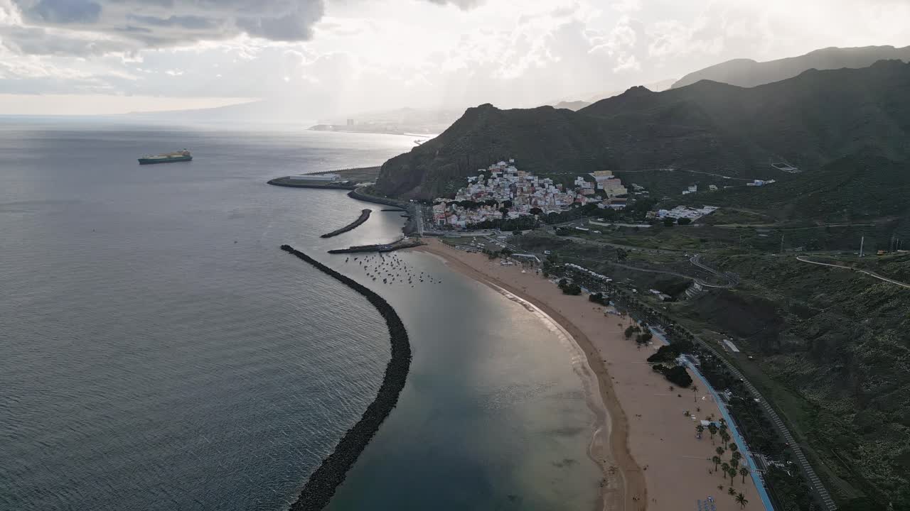 vista aérea de la playa de las teresitas en tenerife, españa
