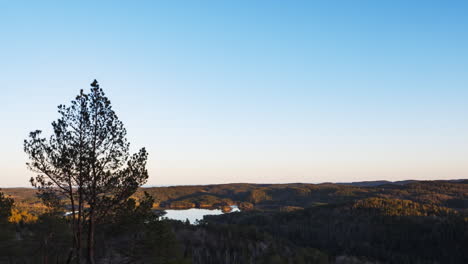 Las-Sombras-Cubren-El-Paisaje-Del-Bosque-Y-El-Lago-A-Medida-Que-Se-Pone-El-Sol,-El-Lapso-De-Tiempo-De-Noruega