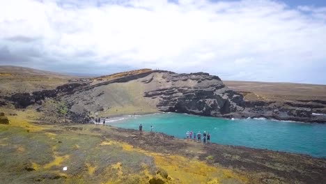 Schöner-Grüner-Sandstrand-Auf-Der-Großen-Insel-In-Hawaii-An-Der-Südlichsten-Spitze-Der-Vereinigten-Staaten,-Aufgenommen-Mit-Einer-Drohne-In-Zeitlupe