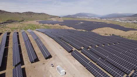 vista aérea volando sobre plasencia, en el oeste de españa, la matriz de paneles solares en el campo de caceres