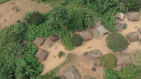 Drohnen-Luftaufnahme-Der-Ländlichen-Dorfsiedlung-Des-Alten-Afrika-Mit-Strohgedeckten-Lehm--Und-Hüttenhäusern