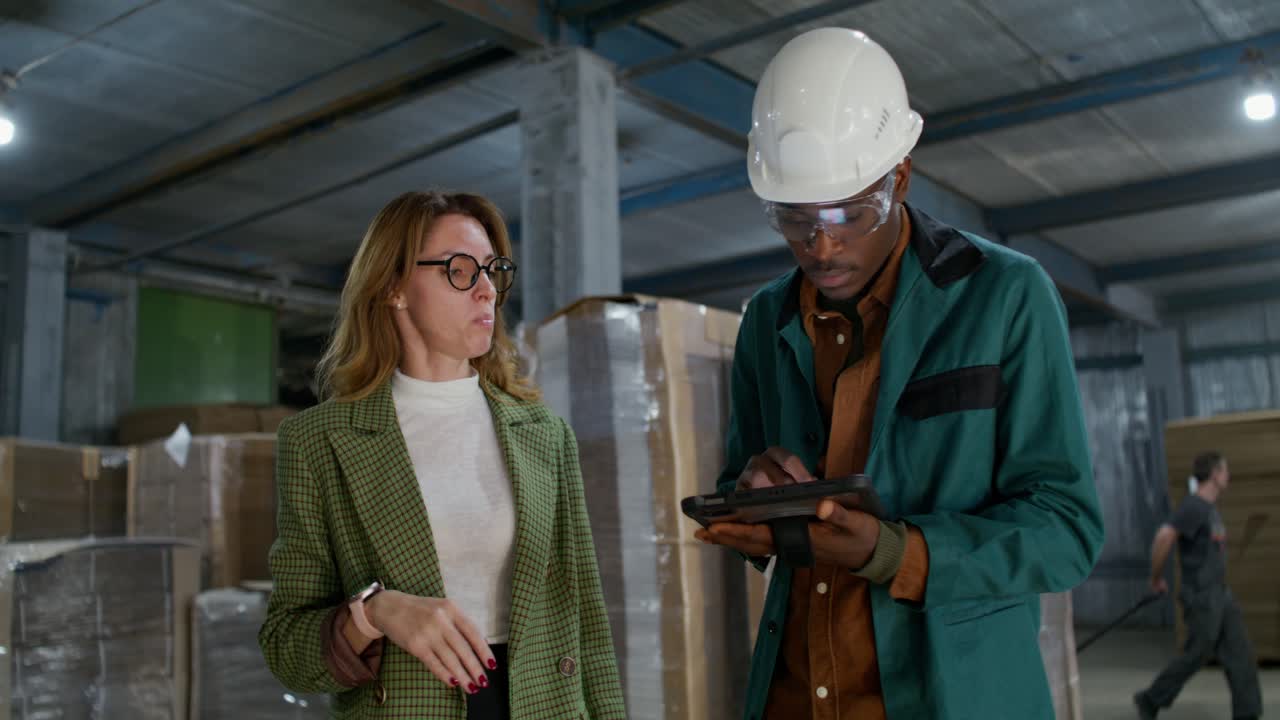 inspección de la fábrica y discusión