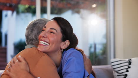 una enfermera abraza a un paciente mayor en un abrazo cálido y amoroso.