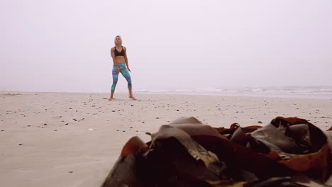 Eine-Frau-Macht-Beinstrecken-Am-Strand