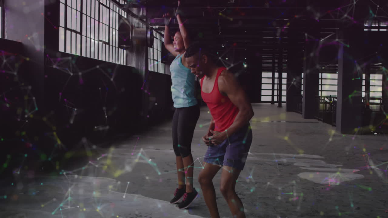 animación de redes de conexiones sobre hombre y mujer haciendo burpees, haciendo ejercicio en el gimnasio