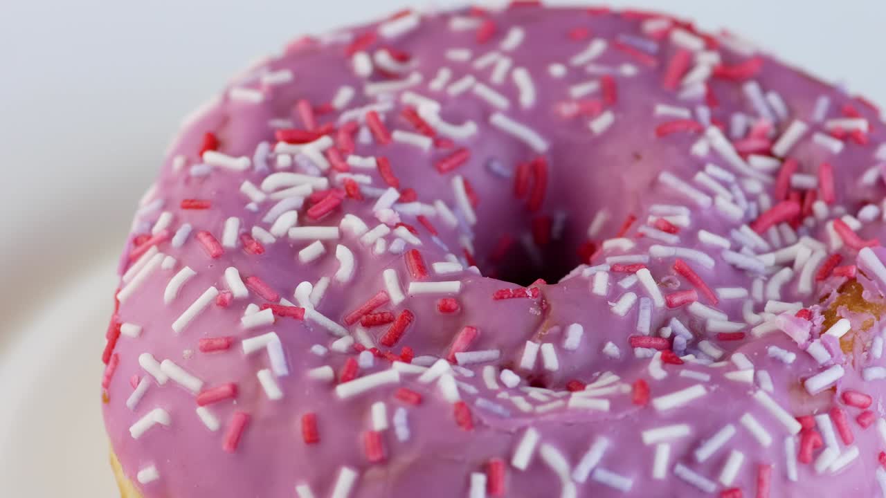 postre dulce de primer plano. pastel de rosquilla en esmaltado de azúcar gira en un plato. macro. comida rápida de carbohidratos. desayuno tradicional de rosquillas. enfoque selectivo, profundidad de campo poco profunda