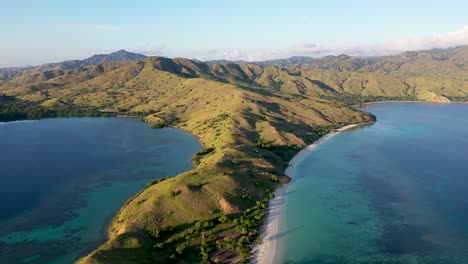 bahía de loho gebah y península en el norte de la isla de komodo, indonesia, tiro aéreo a la derecha