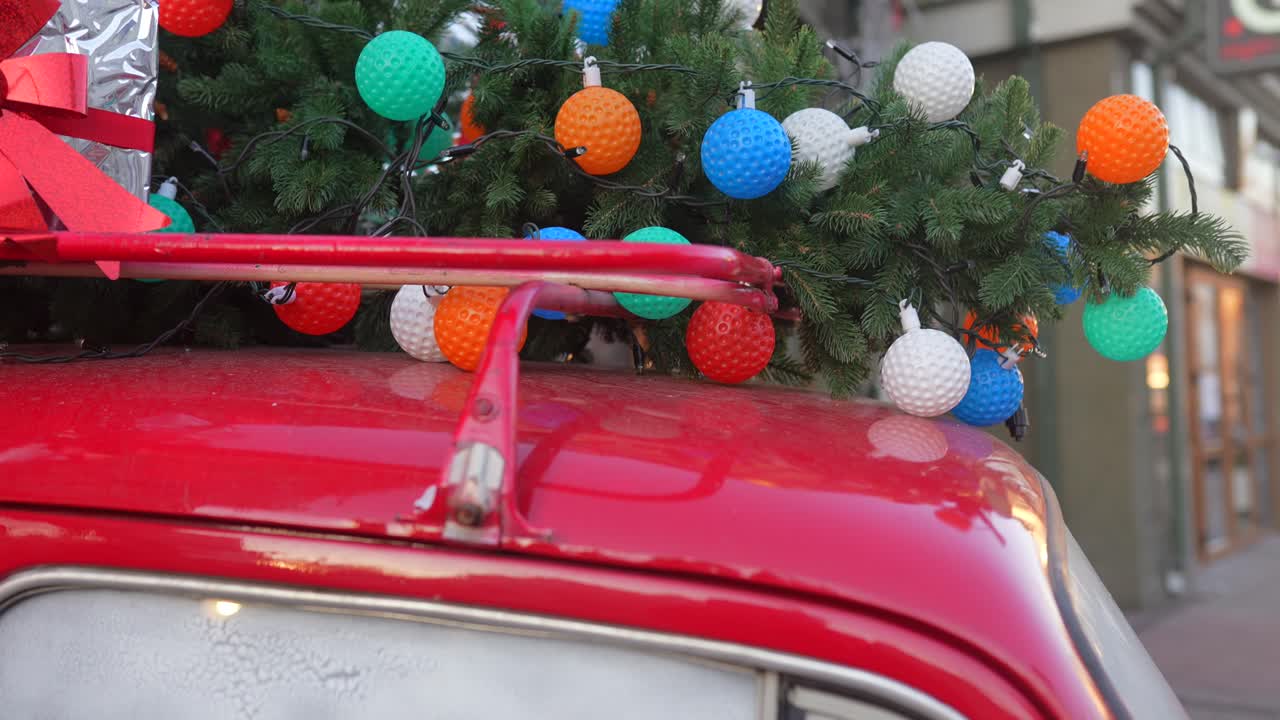 빨간 차 에 있는 크리스마스 장식품