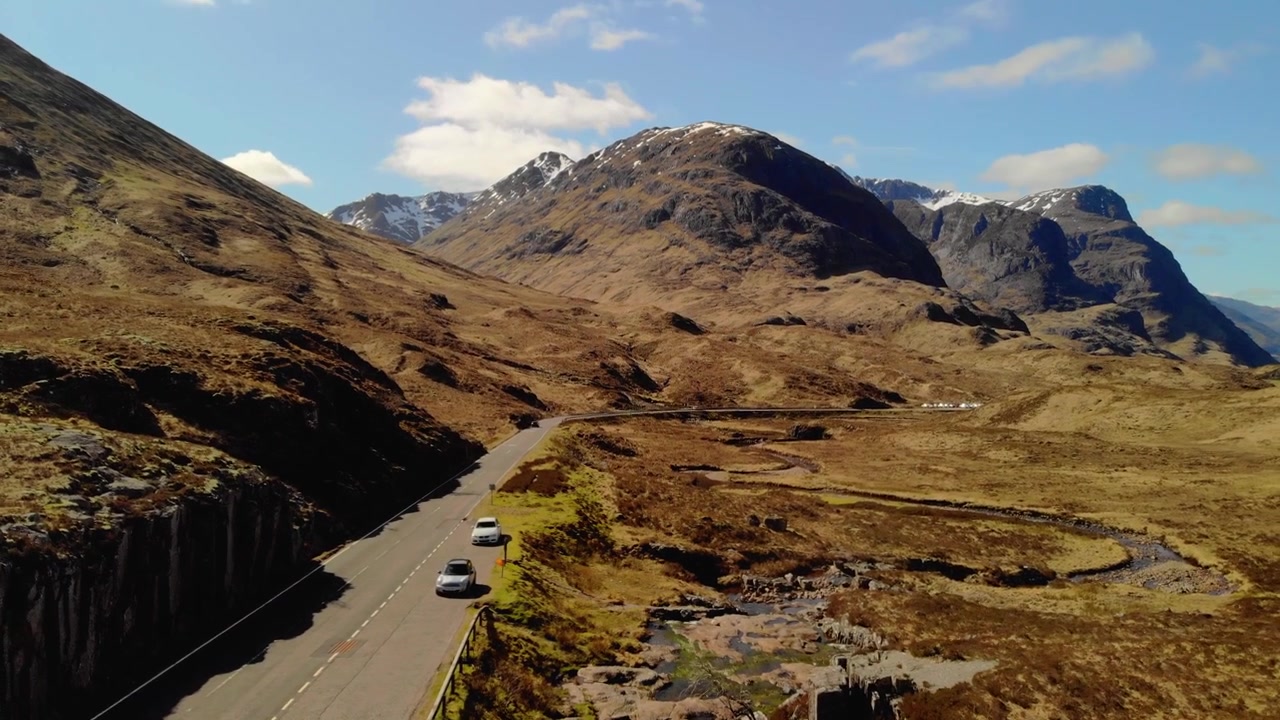 Ripresa Con Gru Che Si Alza Dal Torrente Di Glencoe Per Rivelare Le Montagne Delle Tre Sorelle Oltre