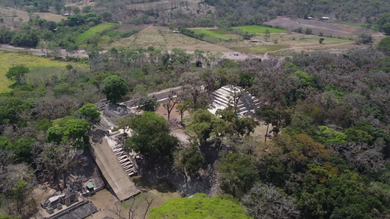 Sorvolo di un tempio Maya parzialmente scavato, rovine di piramidi, Copán, Honduras.