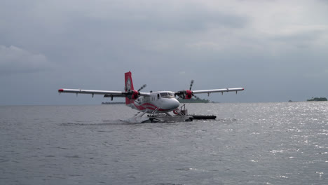 Wasserflugzeug-Auf-Dem-Meer-Auf-Den-Malediven